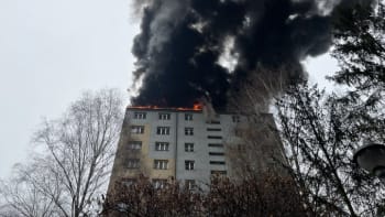 Dům v Českém Těšíně zachvátily plameny. Hasiči ho evakuovali, lidé se nadýchali zplodin