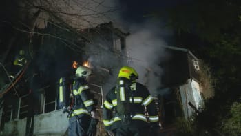 Tragický požár u Nového Boru: Při zásahu zemřel dobrovolný hasič, majitel se pohřešuje