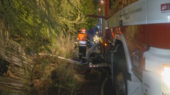 Tragický požár u Nového Boru: Při zásahu zemřel dobrovolný hasič, majitel se pohřešuje