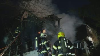 Drama u Nového Boru: Roubenku pohltil požár. Jeden hasič je vážně zraněný