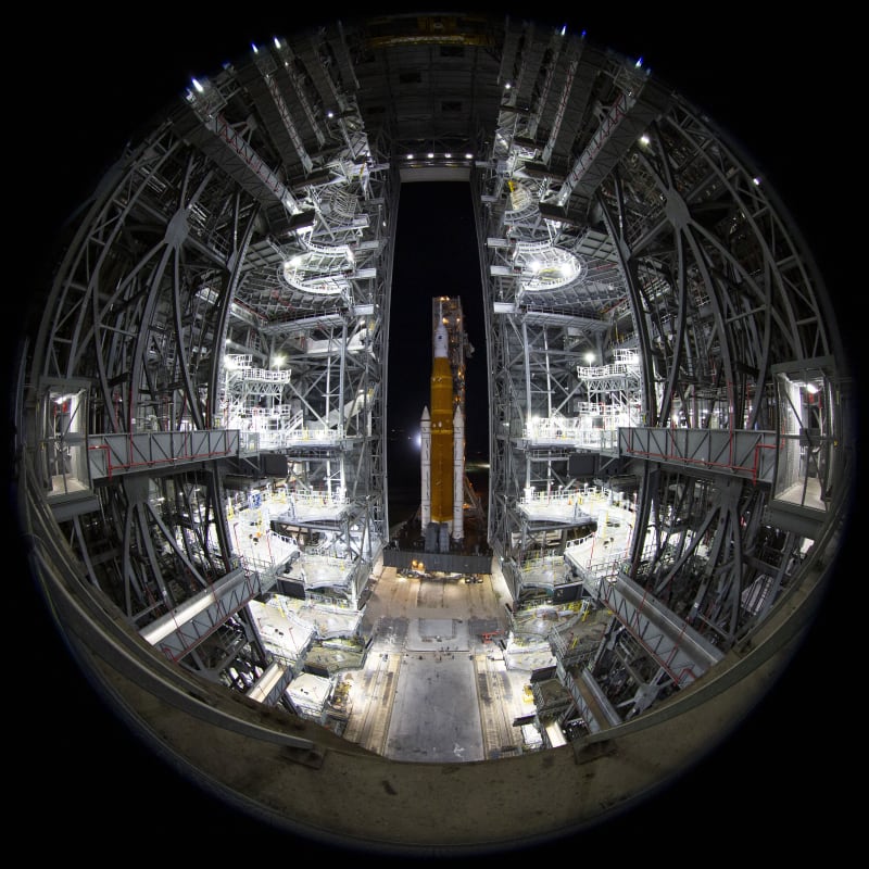 Raketa SLS s lodí Orion na startovací rampě
