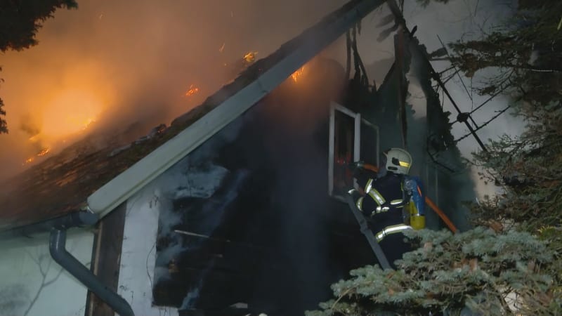 Hasiči na Českolipsku zasahovali u požáru roubeného domu v Novém Boru –⁠ Arnultovicích. 