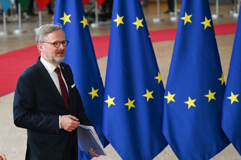 Premiér Petr Fiala s vlajkou Evropské unie