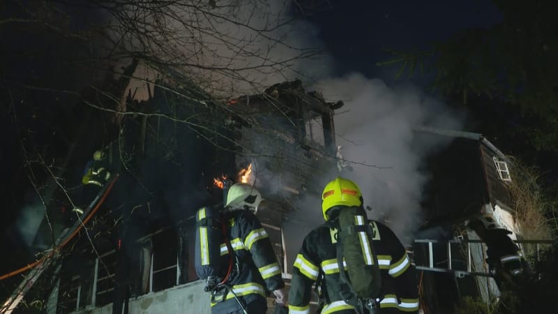Hasiči na Českolipsku zasahovali u požáru roubeného domu v Novém Boru - Arnultovicích. 