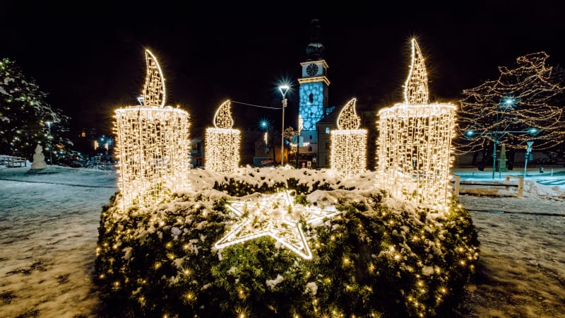 Vánoce v Třebíči: Po dvou letech se opět svátečně rozsvítilo centrální Karlovo náměstí s vánočním stromem, kde se konají od 9. až do 22. prosince tradiční vánoční trhy doplněné vždy od 16:30 kulturním programem.