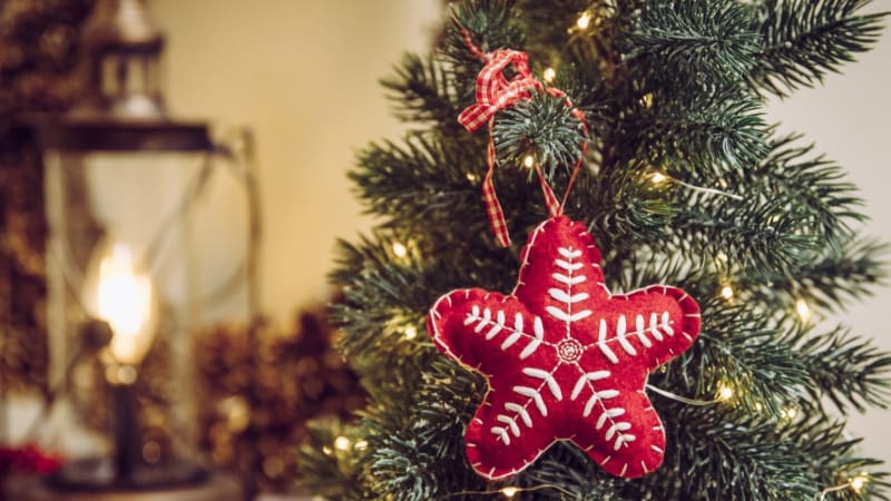 14 tipů a návodů na vánoční tvoření. Věnce, dárečky i ozdoby na stromek vytvořte z plsti