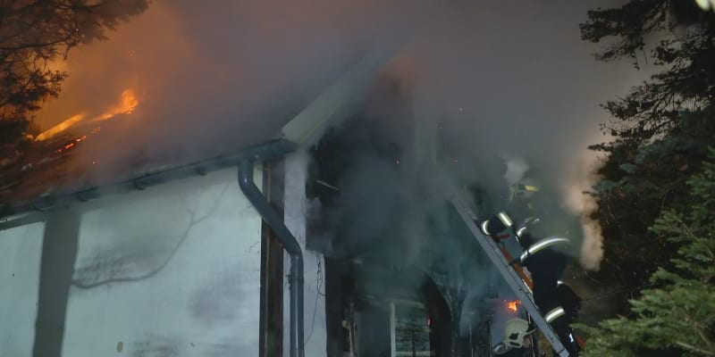 Hasiči na Českolipsku zasahovali u požáru roubeného domu v Novém Boru –⁠ Arnultovicích (30. 11. 2022). 