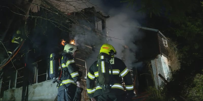Dobrovolný hasič zemřel při likvidaci požáru roubeného domu v Novém Boru.