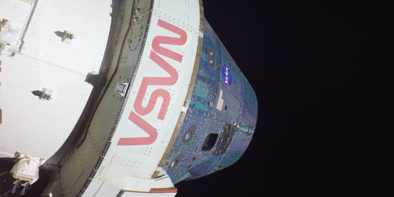 Unikátní záběr lodi Orion s Měsícem a Zemí v pozadí