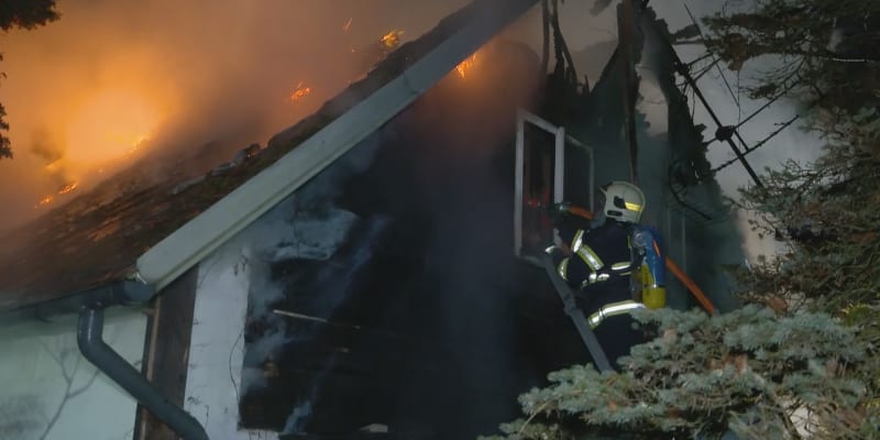 Hasiči na Českolipsku zasahovali u požáru roubeného domu v Novém Boru - Arnultovicích. 