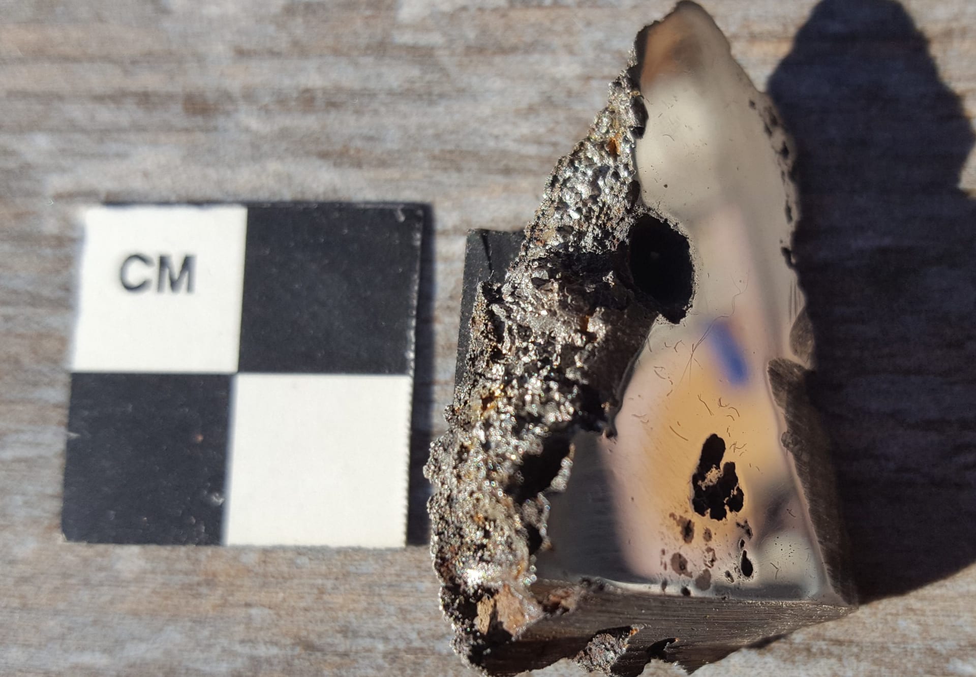 Část meteoritu, která obsahuje dva „mimozemské“ minerály
