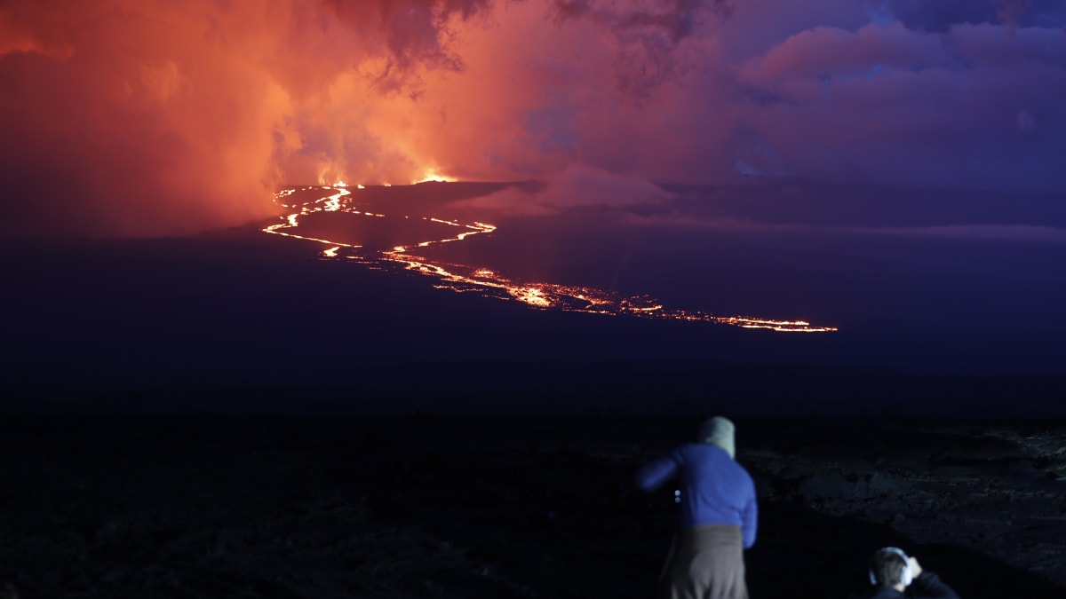 Havajská sopka Mauna Loa vybuchla poprvé od roku 1984. Láva se zatím nedostává přes její vrchol a obyvatelům na úpatí tak nehrozí nebezpečí.