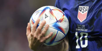 Jsou míče správně nafouknuté… a nabité? V Kataru musí před zápasy do zásuvky