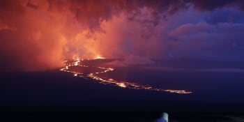 Sopka Mauna Loa stále zuří. Místní se obávají, aby havajský ostrov nerozdělila na půl