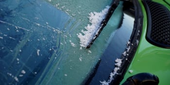 Boj se zamrzlým sklem auta: Škrabka či horká voda může vůz poškodit. Odborník nabízí recept