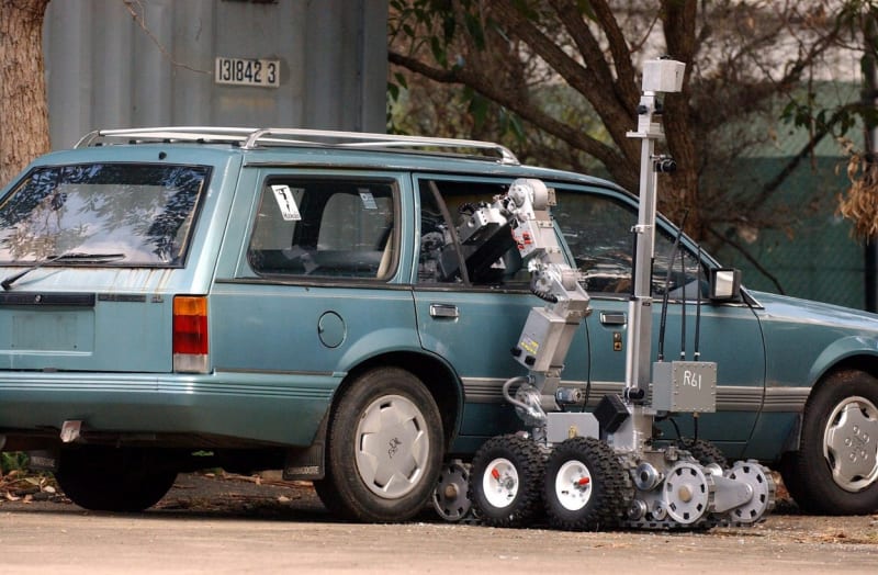 Takhle si robot poradí s bombou v autě. Teď ji tam bude moci sám umístit