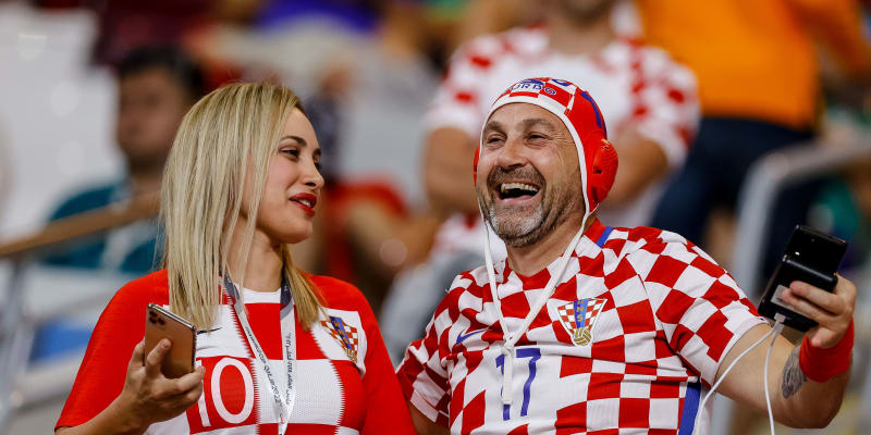 Zatímco Knöllová sází na vyzývavé outfity, jiní chorvatští fanoušci se vydávají cestou originality.