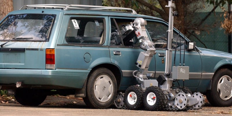 Takhle si robot poradí s bombou v autě. Teď ji tam bude moci sám umístit