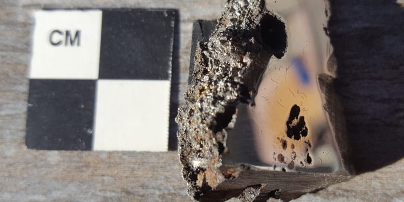 Část meteoritu, která obsahuje dva „mimozemské“ minerály