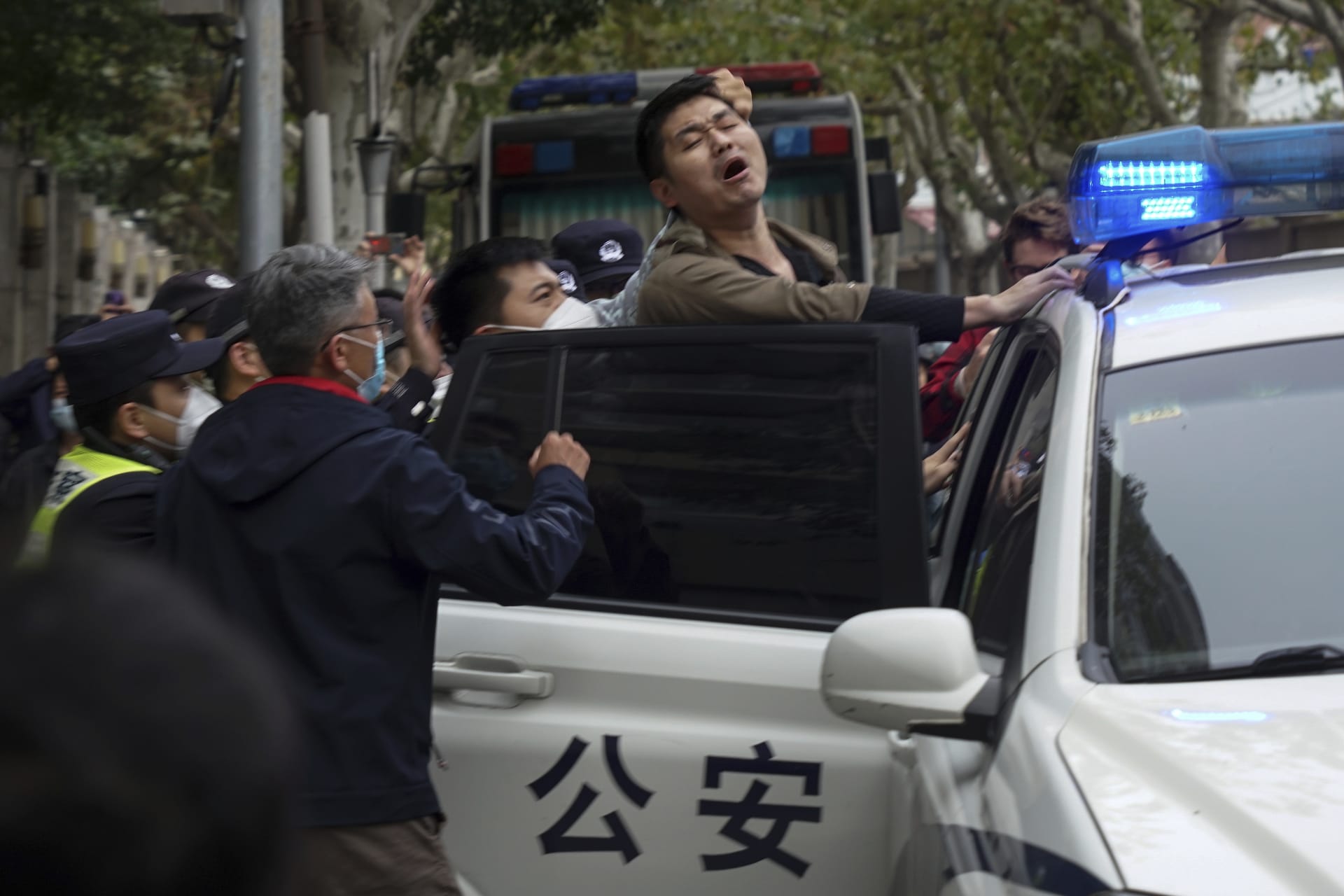 Číňané protestují proti koronavirovým restrikcím, policisté však demonstrace potlačují a mnohé lidi zatýkají.