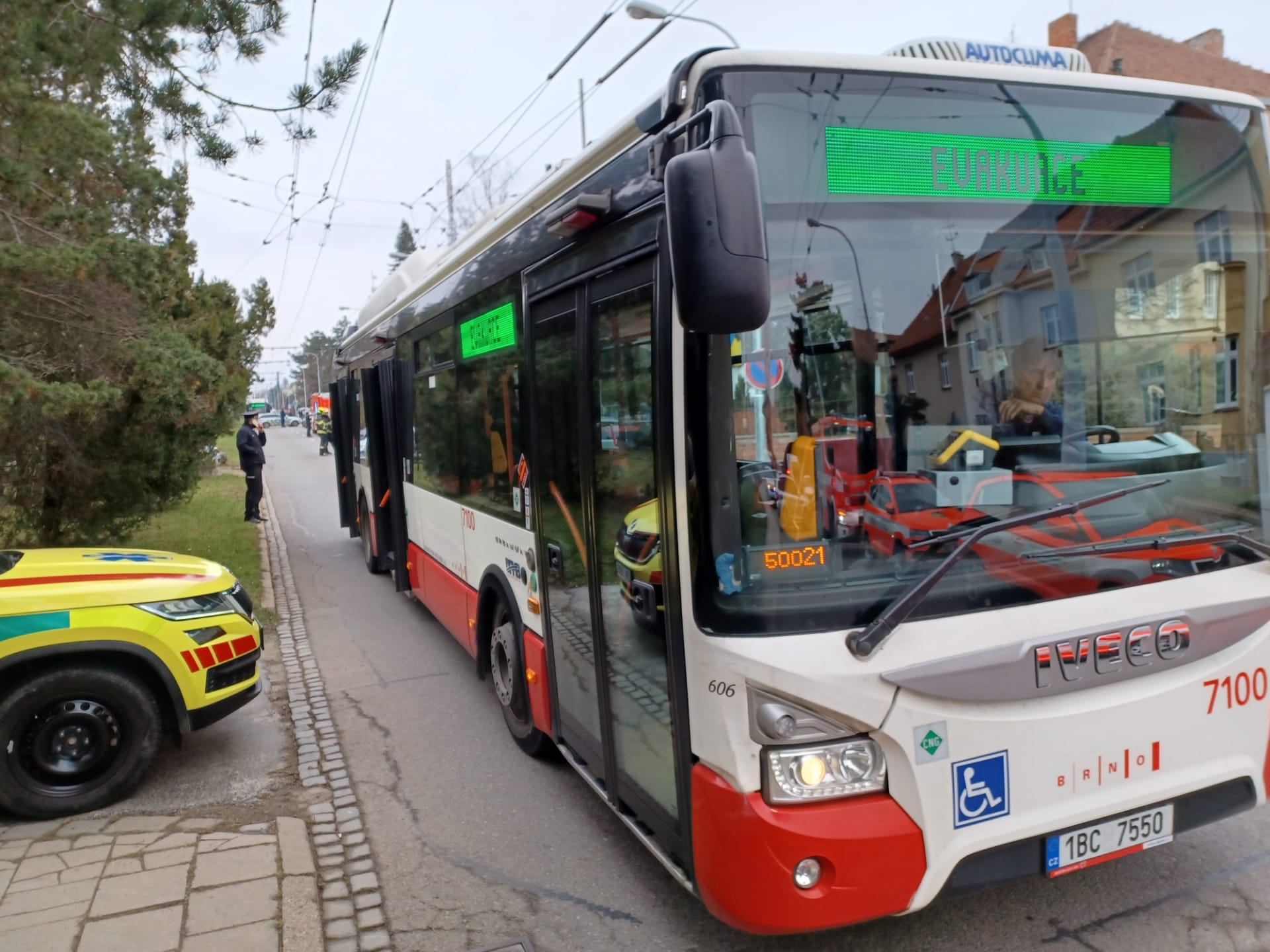U ukrajinského konzulátu v Brně probíhala evakuace  pomoci autobusu.