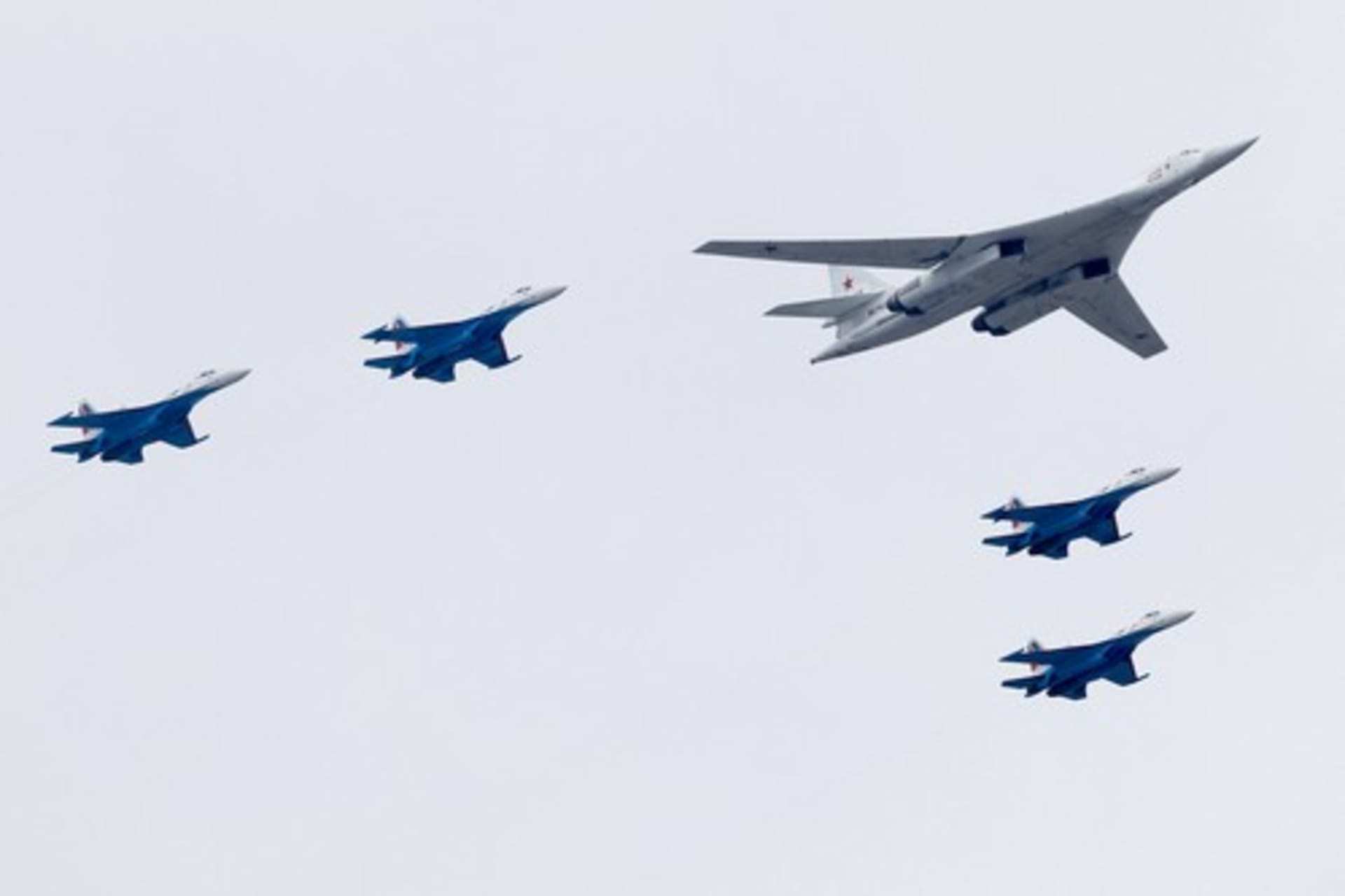 Ruské stíhačky v čele s bombardérem Tu-160