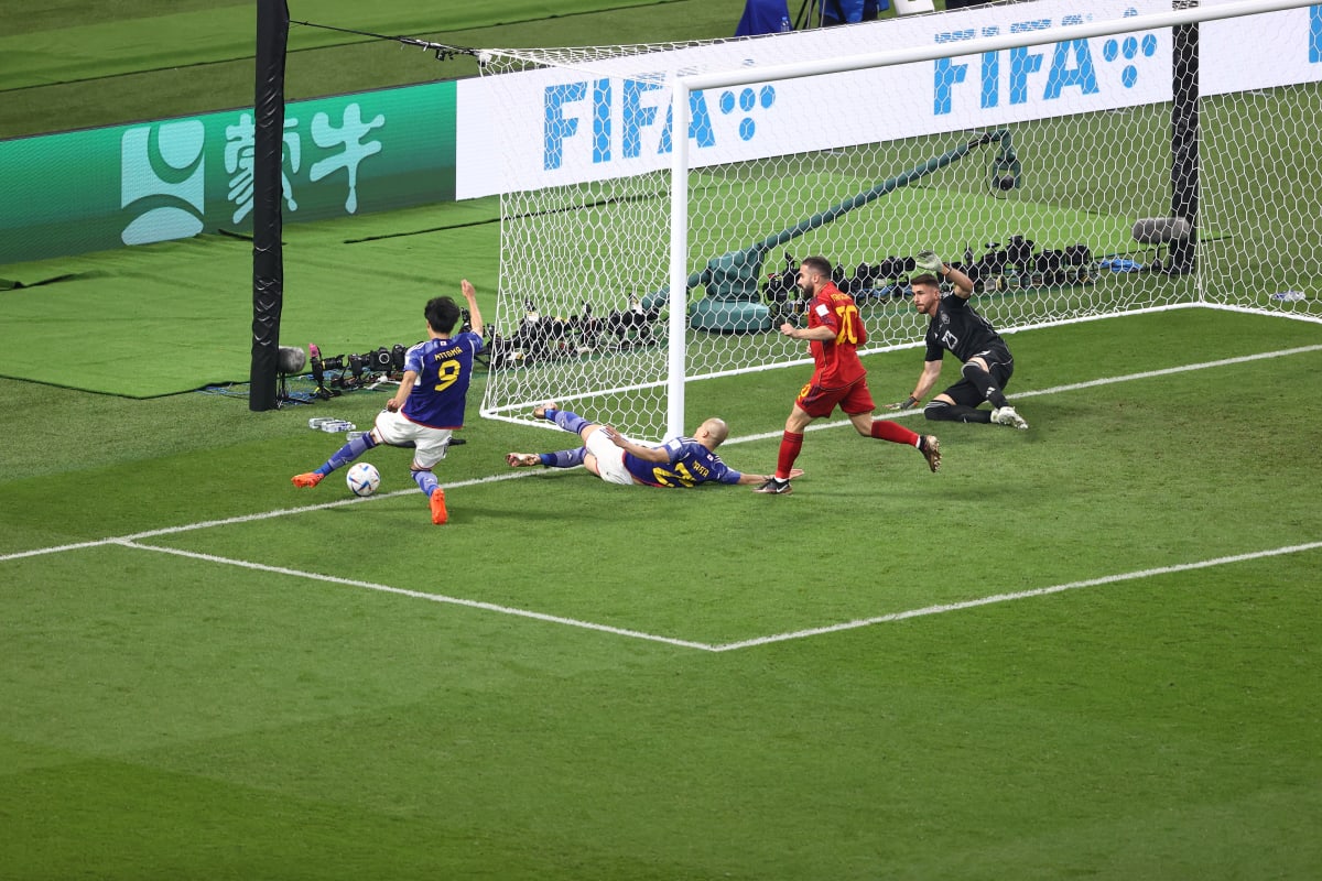 Z některých záběrů se mohlo zdát, že míč před vítězným gólem Japonců už opustil hřiště.