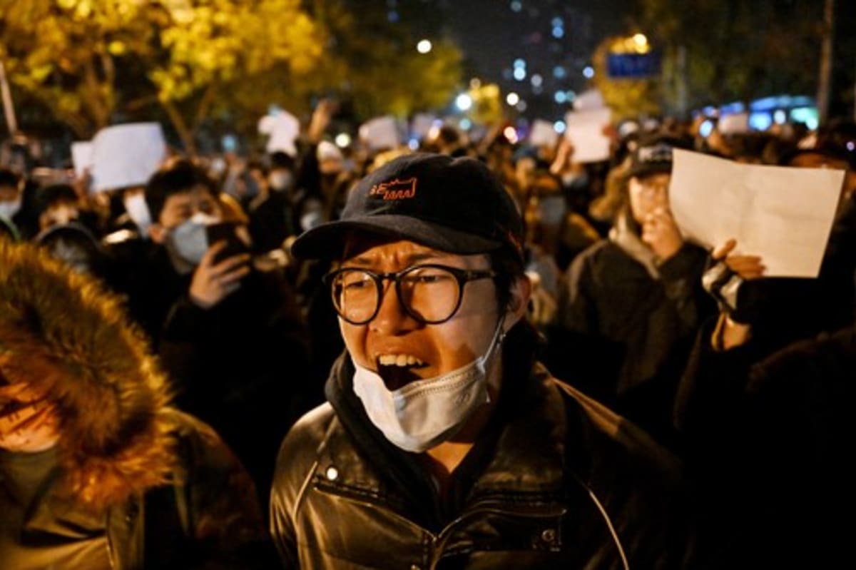 Číňané ve velkém protestují proti covidovým restrikcím a komunistické vládě.