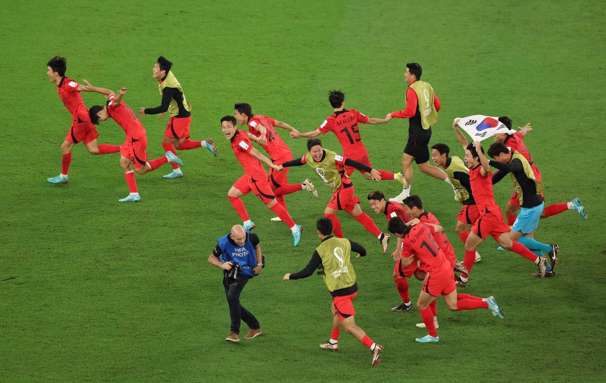 Velká euforie na straně Jihokorejců. Po skončení svého zápasu se s odstupem dozvěděli, že Uruguay porazila Ghanu jen 2:0 a oni tak postupují do osmifinále.