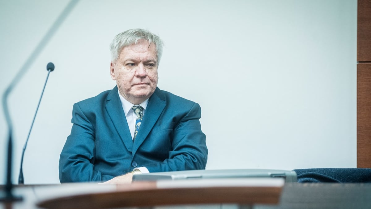 Lékař Jaroslav Barták u krajského soudu v Liberci