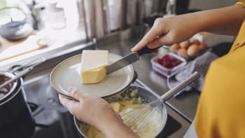 Máslo z mikrovlnky může zkazit těsto na cukroví. Jak ho rychle a správně povolit? 