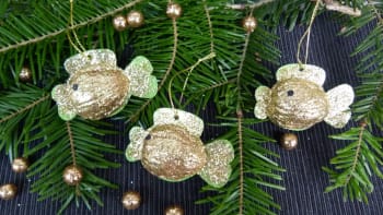 DIY vánoční ozdoby: Zlaté rybky na stromeček vyrobíte ze skořápek ořechů