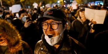 Nebývalé protesty přinesly své ovoce. Čína uvolňuje některá proticovidová opatření