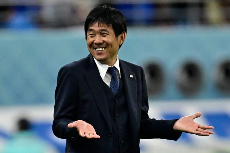 Všeříkající fotografie japonského trenéra Hadžimeho Morijasa. Asijský výběr dokázal na úkor Německa postoupit do osmifinále.