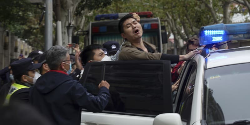 Číňané protestují proti koronavirovým restrikcím, policisté však demonstrace potlačují a mnohé lidi zatýkají.