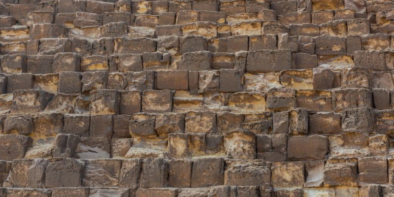 Kamenné kvádry pyramid v Gíze váží od 2,5 do 15 tun