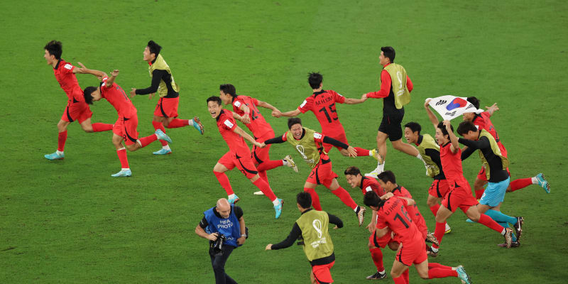 Velká euforie na straně Jihokorejců. Po skončení svého zápasu se s odstupem dozvěděli, že Uruguay porazila Ghanu jen 2:0 a oni tak postupují do osmifinále.