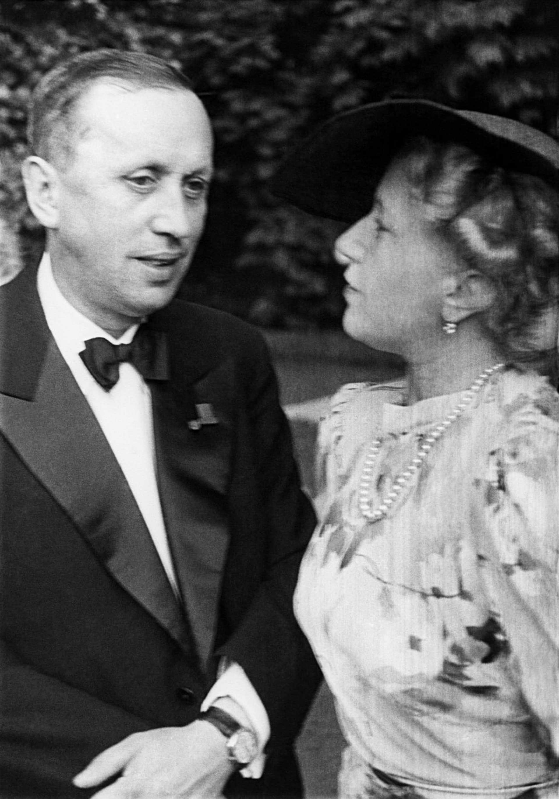 Olga Scheinpflugová se svým manželem Karlem Čapkem ve Valdštejnské zahradě.