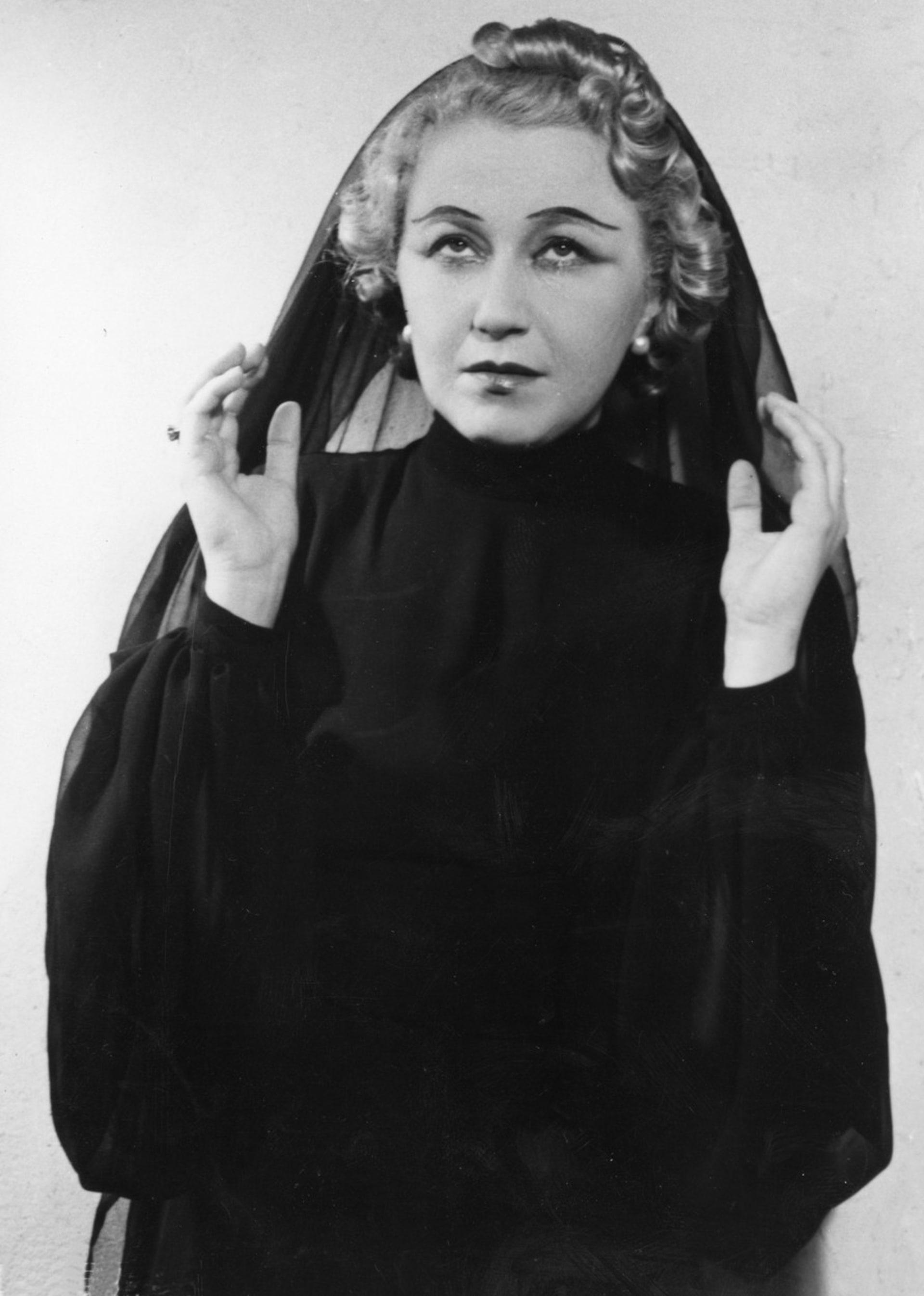 Olga v hlavní roli hry Nové Elektry v roce 1938, kdy Karel Čapek zemřel.