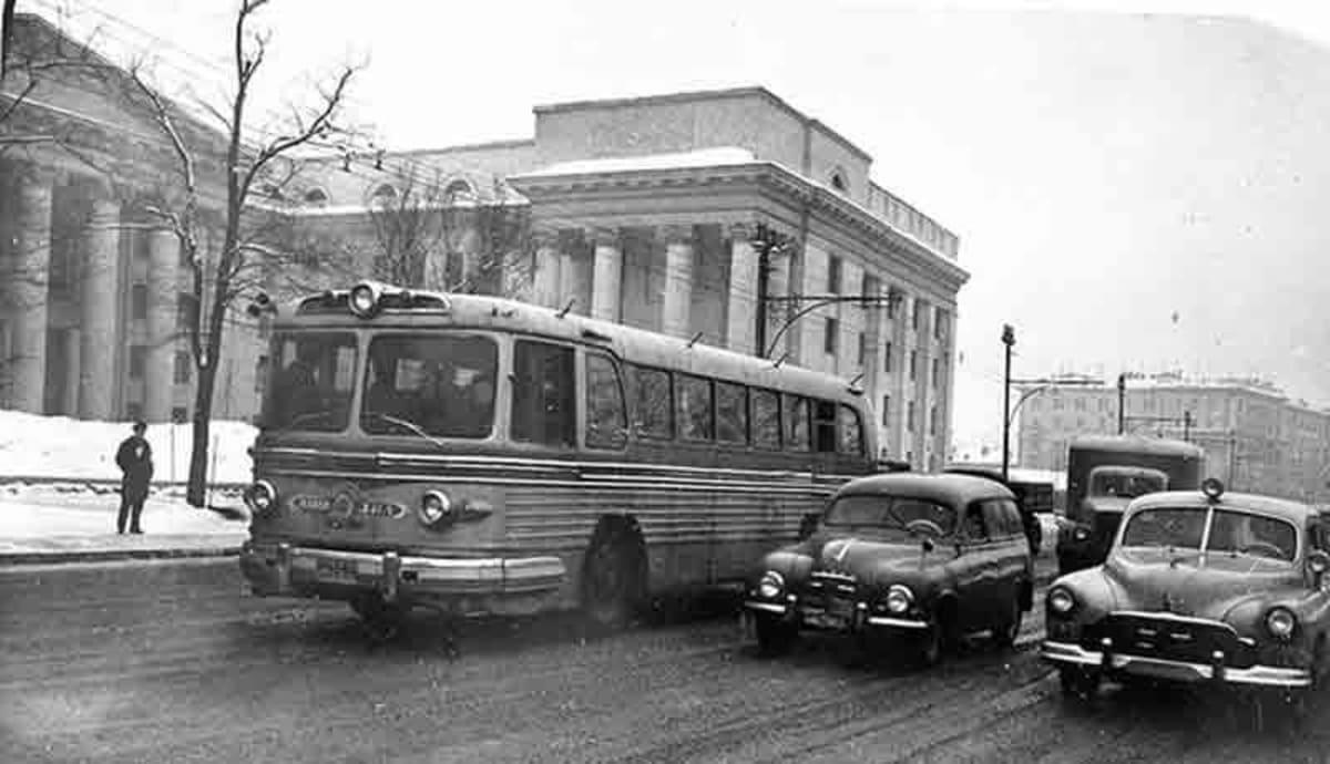 Turbínový autobus se testoval i v ulicích Moskvy. Vedle autobusu stojí za povšimnutí český automobil Škoda 1201. 