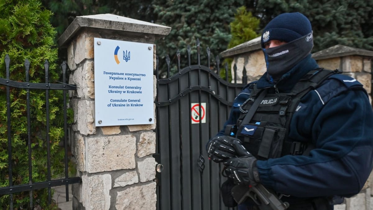 Policista v Polsku stráží místní ambasádu Ukrajiny (2. 12. 2022).