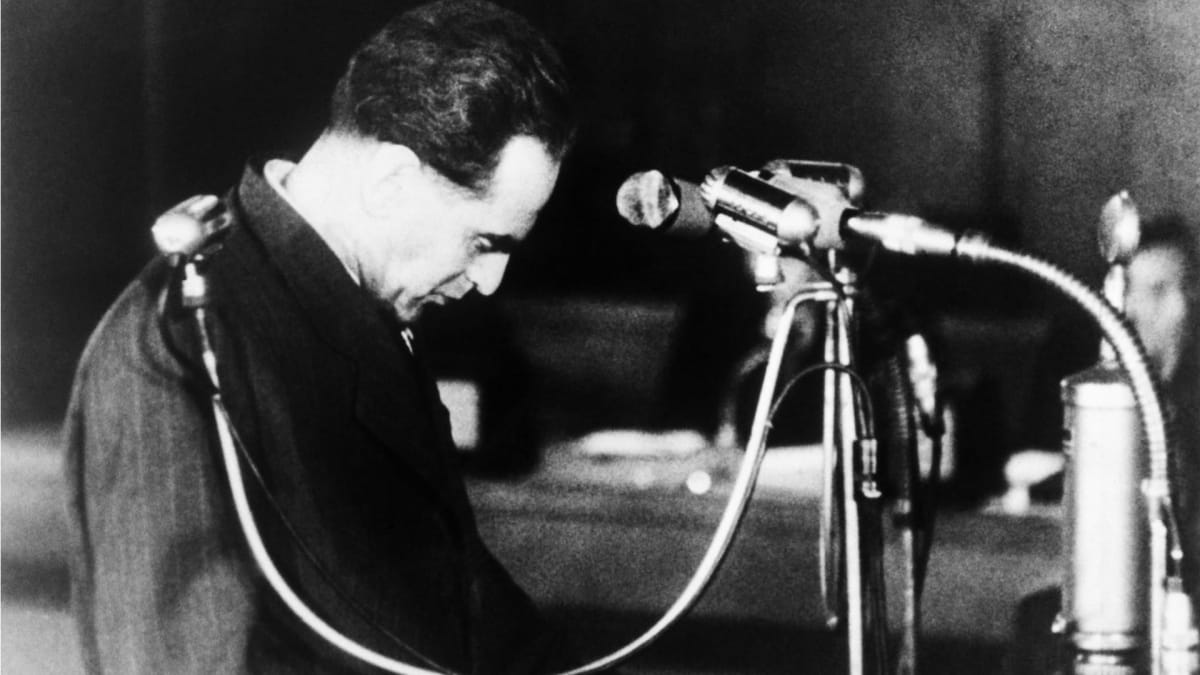 Rudolf Slánský před státním soudem v procesu s tzv. Protistátním spikleneckým centrem Rudolfa Slánského a spol. v listopadu 1952
