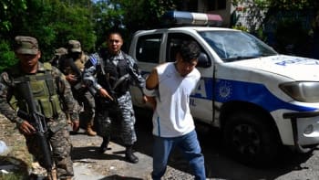 Divoké zatýkání v San Salvadoru. Město je obklíčeno vojáky a zuří boj s místními gangy