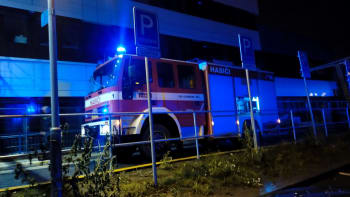 Evakuace pacientů z urgentního příjmu. V nemocnici v Motole hořelo, jeden hasič je zraněný