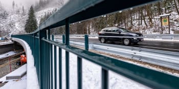 Sníh může ještě komplikovat dopravu, varují silničáři. V neděli se má výrazně oteplit