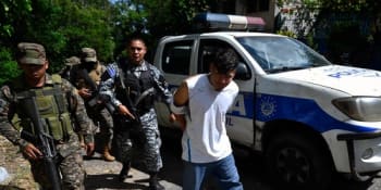 Divoké zatýkání v San Salvadoru. Město je obklíčeno vojáky a zuří boj s místními gangy