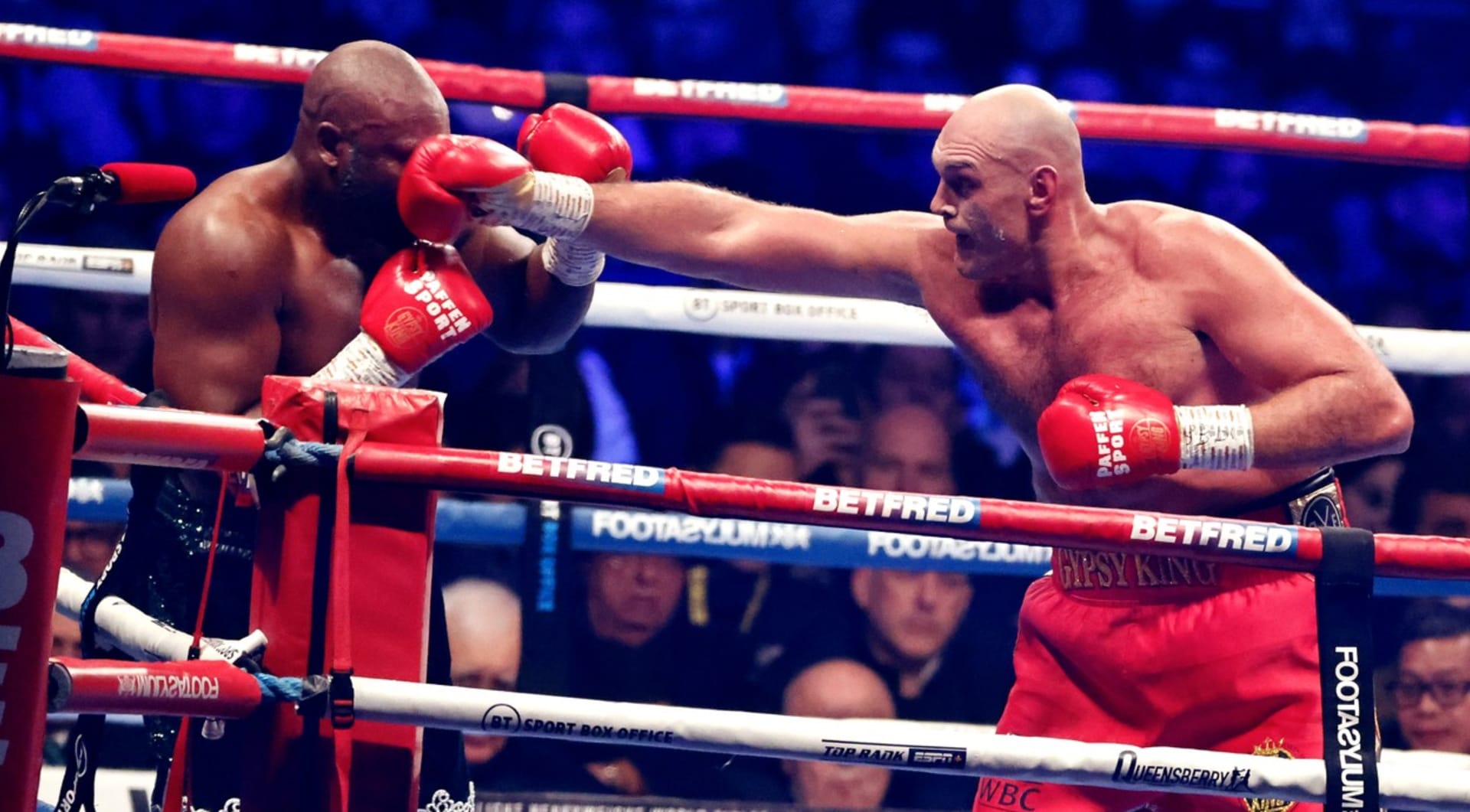 Britský boxer Tyson Fury obhájil titul mistra světa organizace WBC. 
