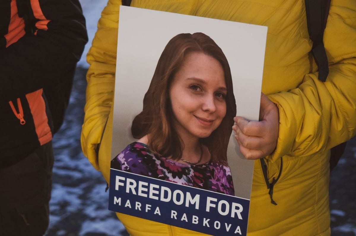 Počet běloruských politických vězňů monitoruje především běloruská lidskoprávní organizace Viasna. 27letá Marfa Rabková byla v září 2022 odsouzena na 15 let. 