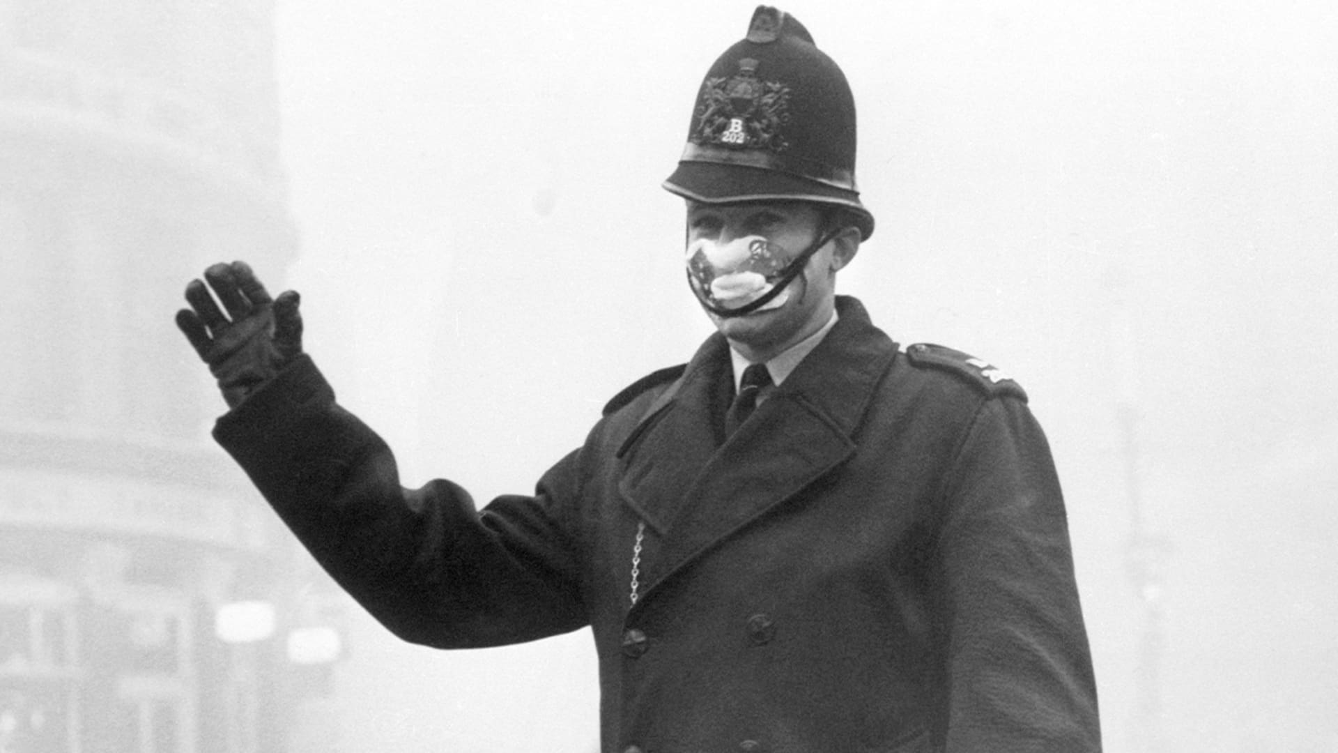 Policista s ochrannou maskou