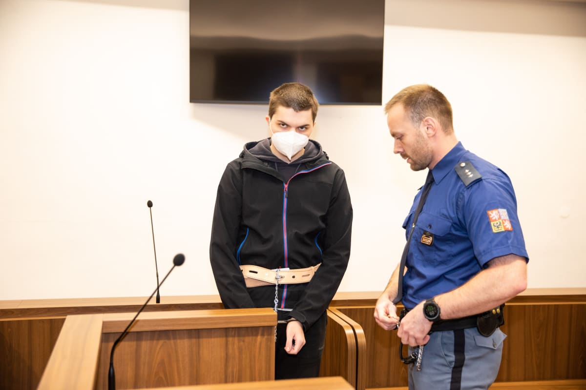 Jaroslav Ř. u soudu tvrdil, že ho učitel k útoku vyprovokoval (5.12.2022).